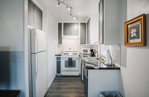 Chico House | Gorgeous Upstairs Studio with Patio and Laundry