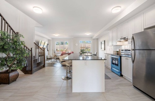 Alcona House | Gorgeous Vacation Home Near The Beach!nstunning townhouse!