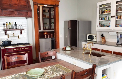 Hannibal House | Gorgeous Victorian with Seasonal Pool , sleeps 8, pet friendly close to downtown