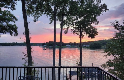 High Point House | Gorgeous Views/Comfy/Family Friendly/Near HFB. Dock/Kayaks/Patio/Deck/Grill/GmRm