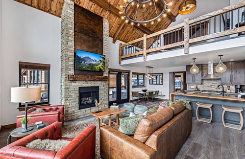 Estes Park Cabin | Gorgeous Views! Two large Patios, Jacuzzi, Indoor/Outdoor Fireplace