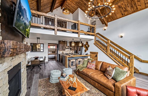 Estes Park Cabin | Gorgeous Views! Two large Patios, Jacuzzi, Indoor/Outdoor Fireplace