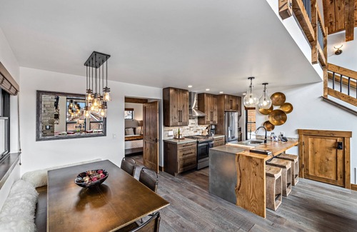 Estes Park Cabin | Gorgeous Views! Two large Patios, Jacuzzi, Indoor/Outdoor Fireplace