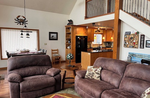 Cathlamet House | Gorgeous views w/dock on Columbia River. Big enough for the whole family!