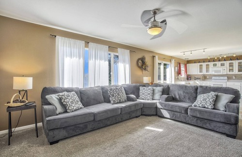 Northeast Colorado Springs House | Gorgeous Villa Sleeps 12+/6 King Beds-AF Academy