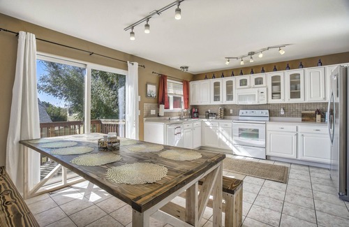 Northeast Colorado Springs House | Gorgeous Villa Sleeps 12+/6 King Beds-AF Academy