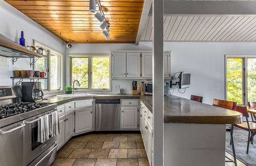 Glenford House | Gorgeous Villa w/Mountain Views, pool, hot tub!