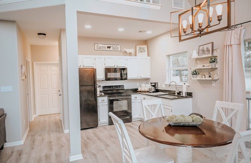 Round Mountain House | Gorgeous Vineyard Home in the middle of the Vines!