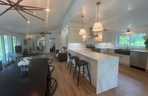 Picton House | Gorgeous Waterfront Lake House near Sandbanks Beach with Kayaks and Beach Pass.