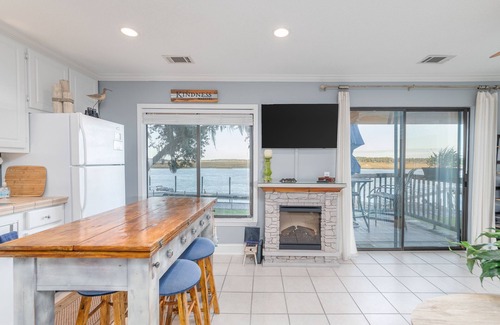 Beaufort Condo | Gorgeous Waterfront Battery Creek Retreat