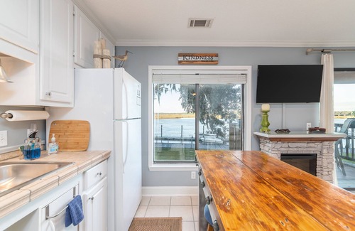 Beaufort Condo | Gorgeous Waterfront Battery Creek Retreat