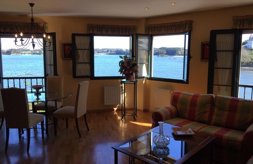 Figueras (Castropol) House | Gorgeous Waterfront Townhouse