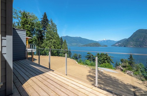 Woodfibre Cabin | Gorgeous Waterfront Guest Cottage