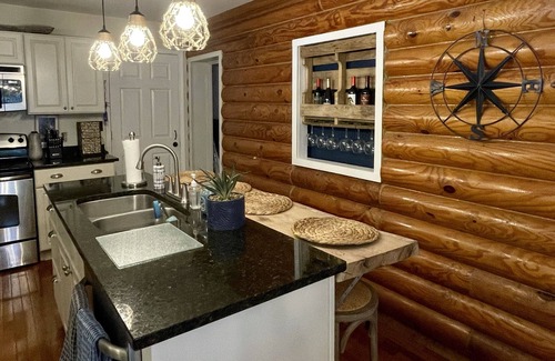 Eatonton House | Gorgeous Waterfront Log Home On Lake Sinclair