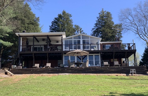 Loudon Apartment | Gorgeous Waterfront -Non Smoking -Private Basement Suite