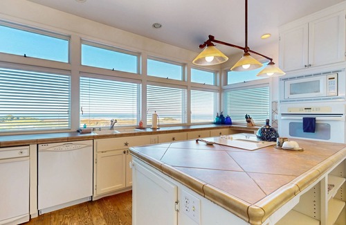 Fort Bragg House | Gorgeous waterfront home with easy beach access, free WiFi, & more