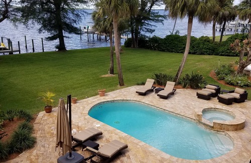 McGregor House | GORGEOUS WATERFRONT ESTATE