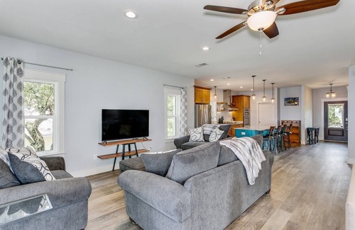 Gulf Breeze House | Gorgeous Waterfront House On The Sound | New Pool | Large Dock & Boat Lift | Covered Parking
