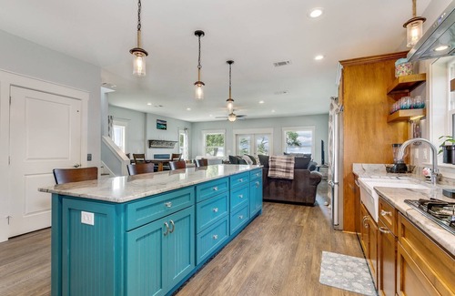 Gulf Breeze House | Gorgeous Waterfront House On The Sound | New Pool | Large Dock & Boat Lift | Covered Parking