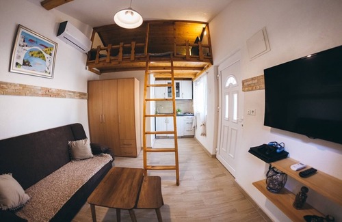 Hodbina Villa | Gorgeus Villa Gana by the river