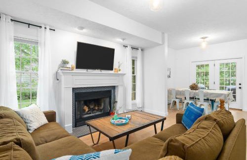 Traverse City House | Gorogeous Chic 2BDR Renovated Home near Downtown Sleeps 6 843