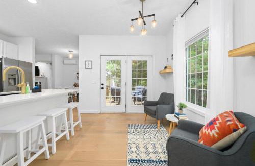 Traverse City House | Gorogeous Chic 2BDR Renovated Home near Downtown Sleeps 6 843