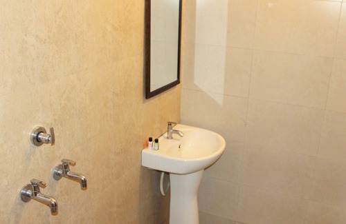 Bareilly Hotel | Goroomgo Krishna Residency Bareilly