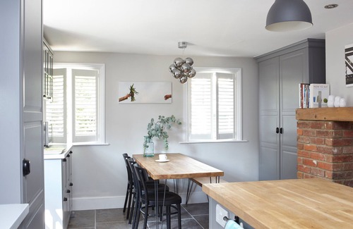 Ryde Ski Chalet | Gothic Cottage Hot Tub Fire Pit Pizza Oven Gas Bbq