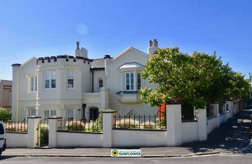 Ryde Ski Chalet | Gothic Cottage Hot Tub Fire Pit Pizza Oven Gas Bbq