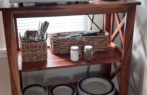 Geneva-on-the-Lake Cottage | GOTL Charming One Bedroom Lake Erie Cottage