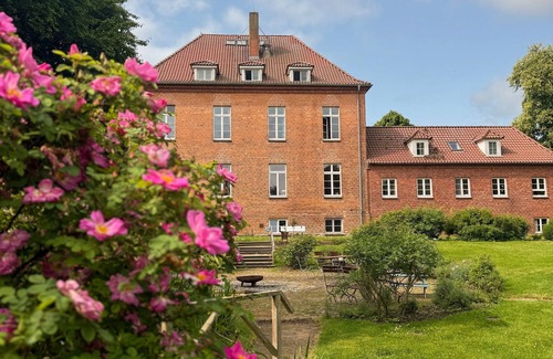 Warnkenhagen House | Gottin Manor House - Manor House