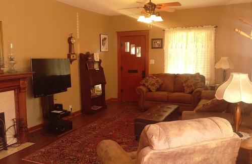 Independence House | Gourmet chefs: Outdoor wood-fired brick oven and herb garden for your use!