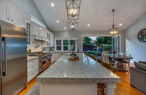 Windsor House | Gourmet Kitchen in Wine Country w/Hot Tub + Office