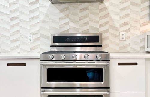 Rose Garden House | Gourmet Kitchen + Private Front Yard + Parking