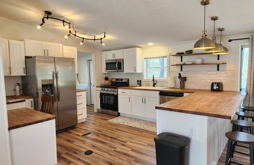 Baldwin Cottage | Government Lake Cottage -Hot Tub & Kayaks!