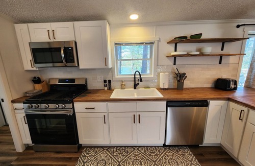 Baldwin Cottage | Government Lake Cottage -Hot Tub & Kayaks!