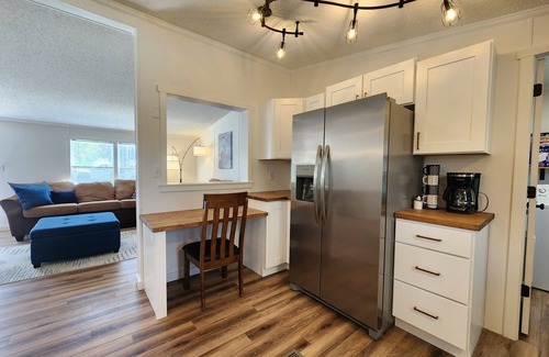 Baldwin Cottage | Government Lake Cottage -Hot Tub & Kayaks!