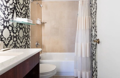 Historic District Hotel | Governor Calvert 2 Double Beds, Historic Inns, Gym Access, Near Naval Academy