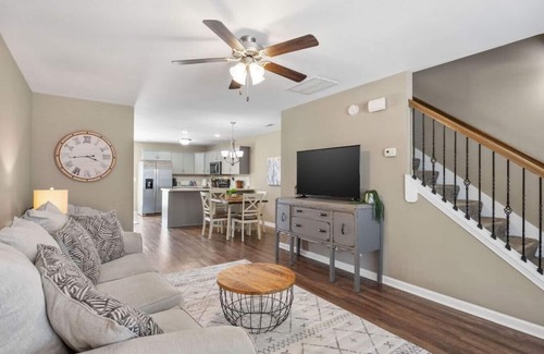 Clarksville House | Governor's Getaway| Cozy 2 BR Near DT & Hospital