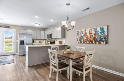 Clarksville House | Governor's Getaway| Cozy 2 BR Near DT & Hospital