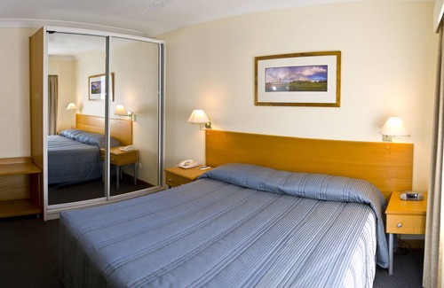 Burnt Pine Hotel | Governor's Lodge