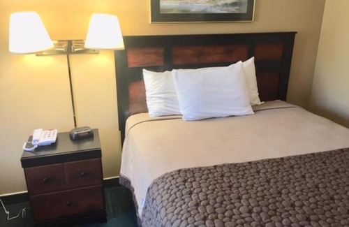 Pierre Hotel | Governors Inn a Travelodge by Wyndham