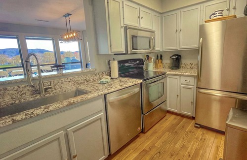 Smith Mountain Lake Condo | Grace's Place at Bernard's Landing - Lakefront - Smith Mountain Lake