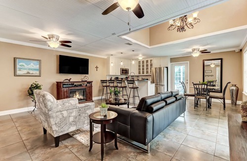 Orange Park House | Graceful Southern Guesthouse + outdoor living area