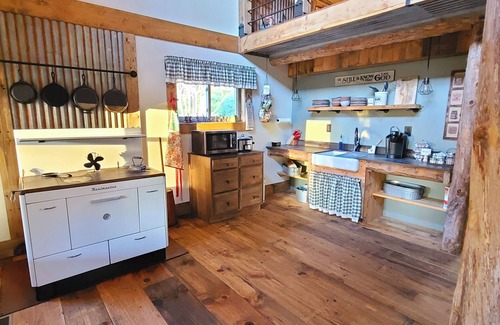 Pilot Mountain Cabin | Graceland Farm 200 yr old rustic cabin located near the heart of Pilot Mtn, NC