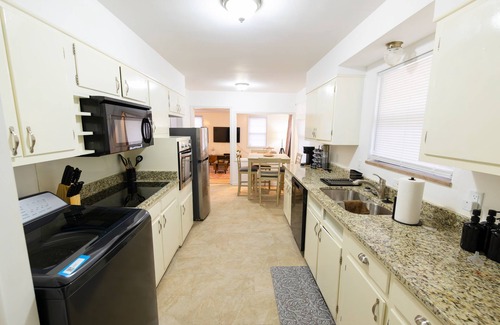 Whitehaven House | Graceland Retreat with Sun Room & Pool Table
