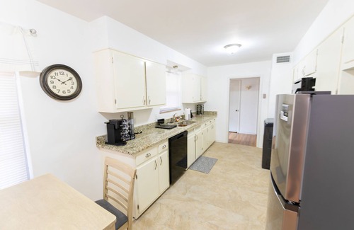 Whitehaven House | Graceland Retreat with Sun Room & Pool Table