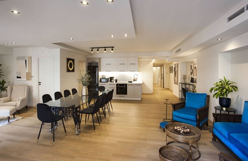 Thissio Apartment | Gracious Accessible 4Bd/5Ba Apartment in Ideal Location