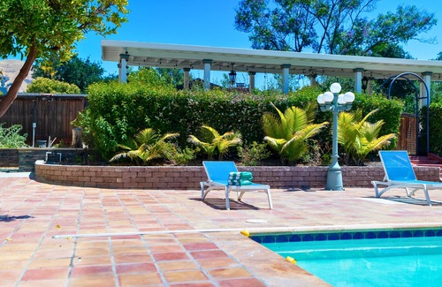East Foothills House | Gracious Garden Suite Heated Pool + Jacuzzi
