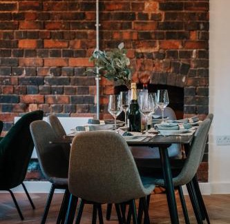 The Westside Apartment | Grade II Stunning City Living, City centre, Fast WiFi, Families, Contractors